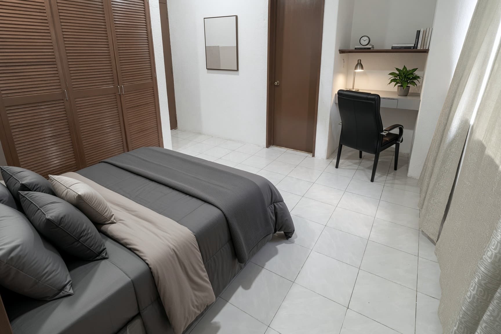 Suite con clóset de madera y escritorio integrado