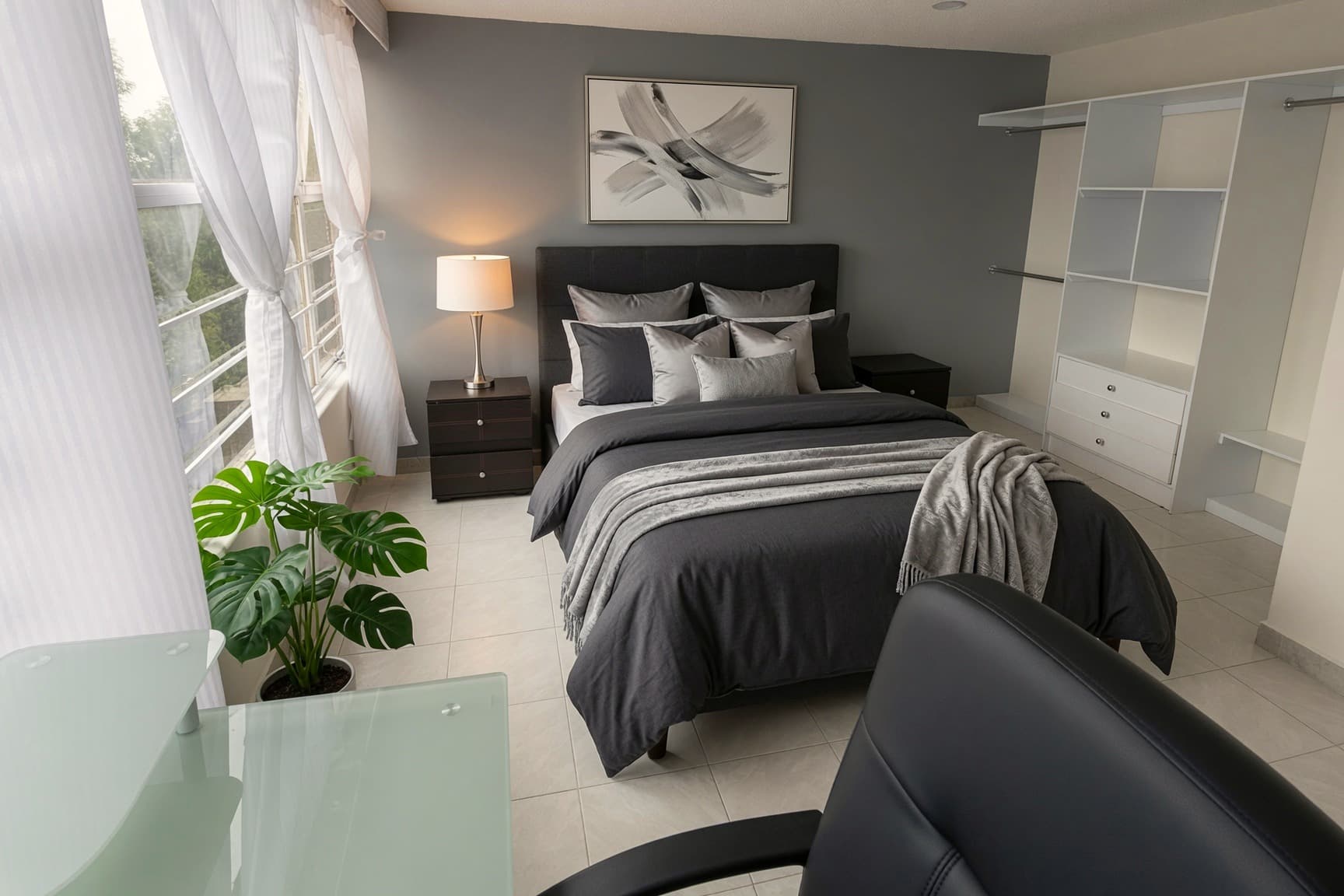 Suite con ventana amplia, clóset y vista a áreas verdes