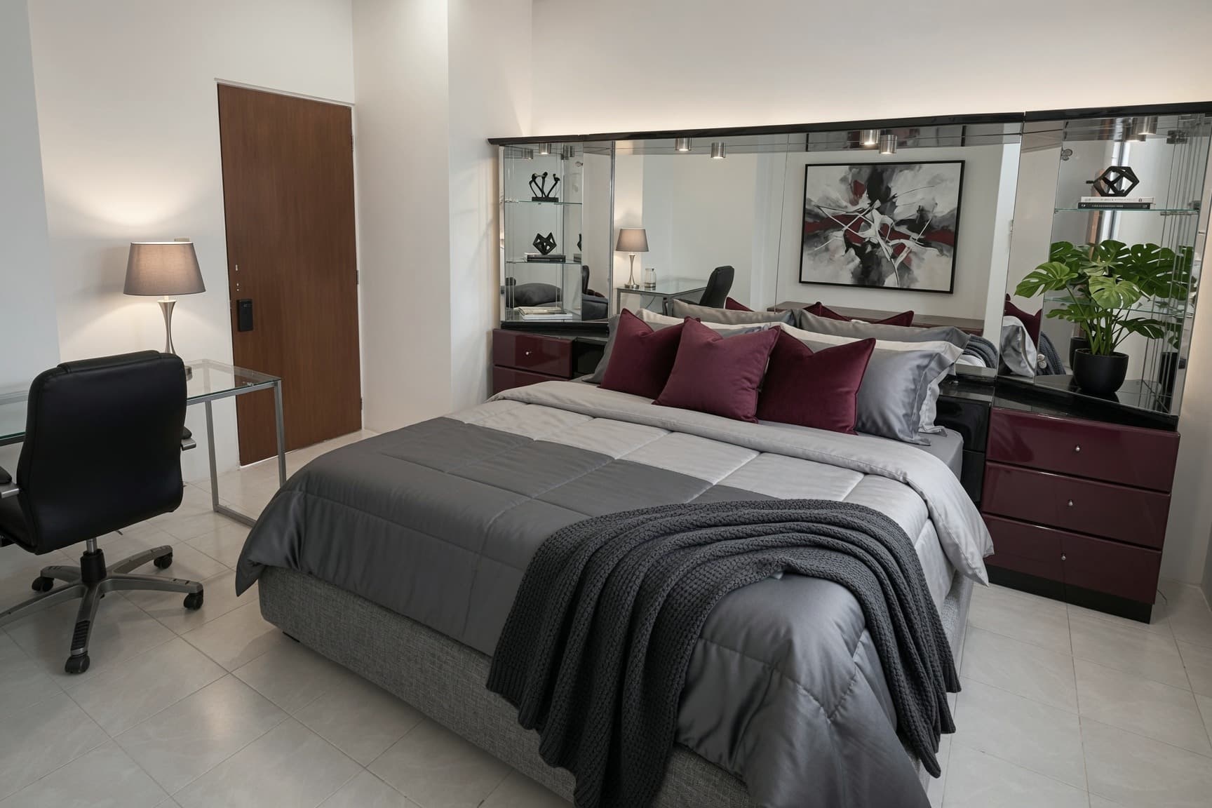 Suite amplia con tocador, espejo y zona de escritorio